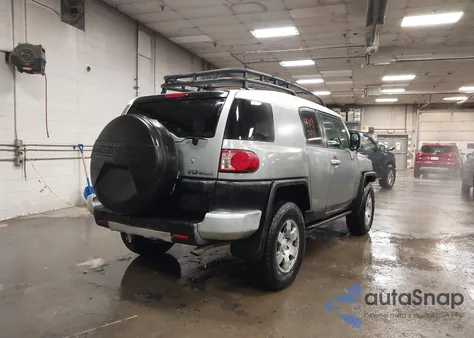 2010 Toyota Fj Cruiser z USA, uszkodzony, nr VIN JTEBU4BF5AK072769